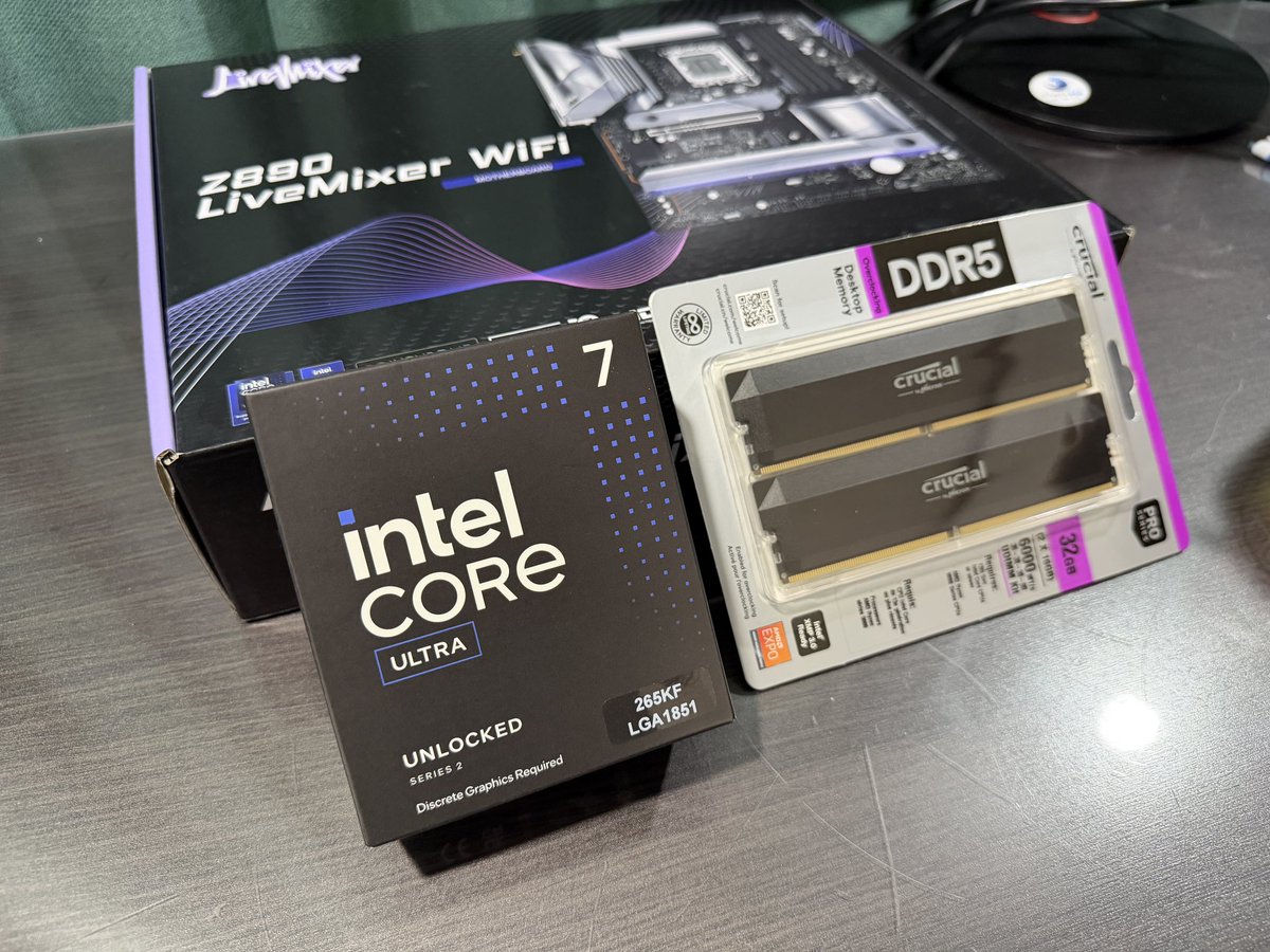 RiversecoOgawa's tweet photo. 最近、Core ultraシリーズで組ませて頂く機会が増えたけど、やっぱめちゃくちゃいいですね🥹✨

AIを活用される方には絶対おすすめです！
リバーズエコにご依頼頂きありがとうございます😊💖

#リバーズエコ
#自作PC https://t.co/Idim7aGBQj