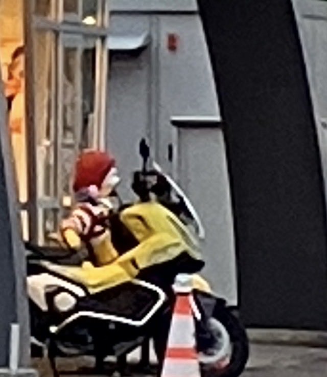miyamiya566's tweet photo. バイク通勤？ https://t.co/Yxep7DoFOP