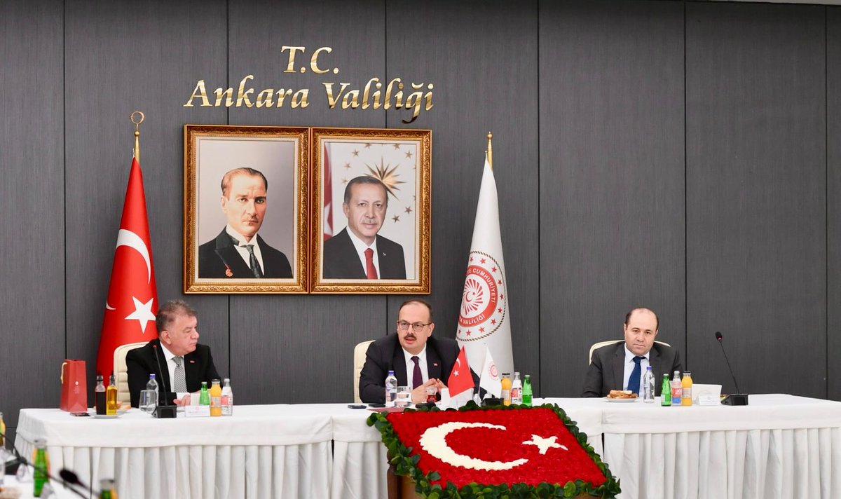 AnkaraValiligi's tweet photo. Vali Yakup Canbolat, Mülki İdare Amirleri Atama kararnamesi ile görev yerleri değişen Ankara Vali Yardımcıları ve İlçe Kaymakamları için düzenlenen veda programına katıldı.

Vali Canbolat; Başkent Ankara’da yürüttükleri görevler dolayısıyla Vali Yardımcıları Sn. Harun Kaya, Sn Bekir Yılmaz, Sn.Namık Kemal Nazlı, Sn. Murat Soylu ve Sn. Cihangir Güler ile Keçiören Kaymakamı Sn.Mehmet Akçay, Kızılcahamam Kaymakamı Sn.Nuri Mehmetbeyoğlu ve Çamlıdere Kaymakamı Sn.Soner Erol’a teşekkür ederek yeni görev yerlerinde başarılar diledi.