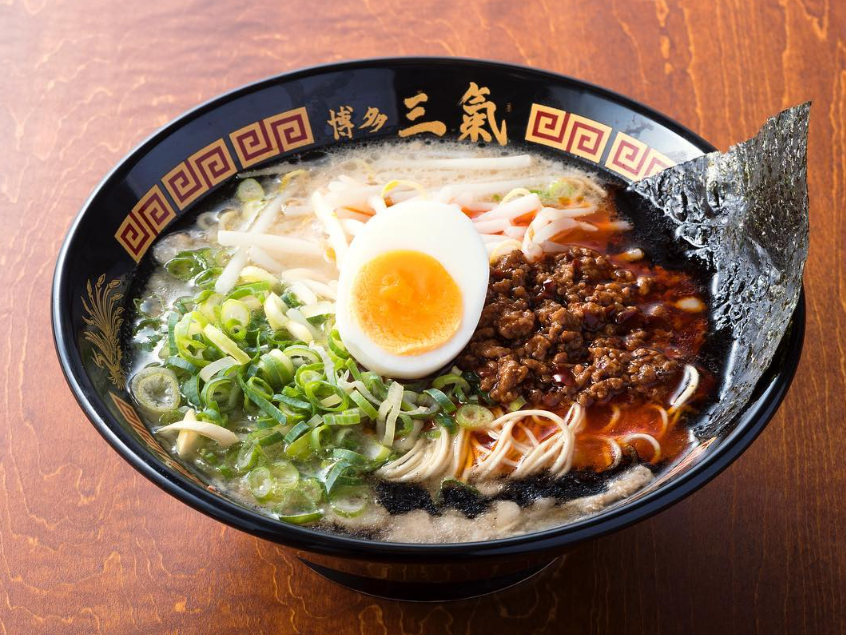 hakata_sanki's tweet photo. 白とんこつに、赤い誘惑。🔥
屋号を冠にした三氣ラーメン
自家製三氣ミンチの刺激の刺激を、まろ濃スープが受け止める。
この一杯、攻めてます。

 #博多三氣 #とんこつラーメン #福岡グルメ #替玉10円 https://t.co/KI8ibHmytB