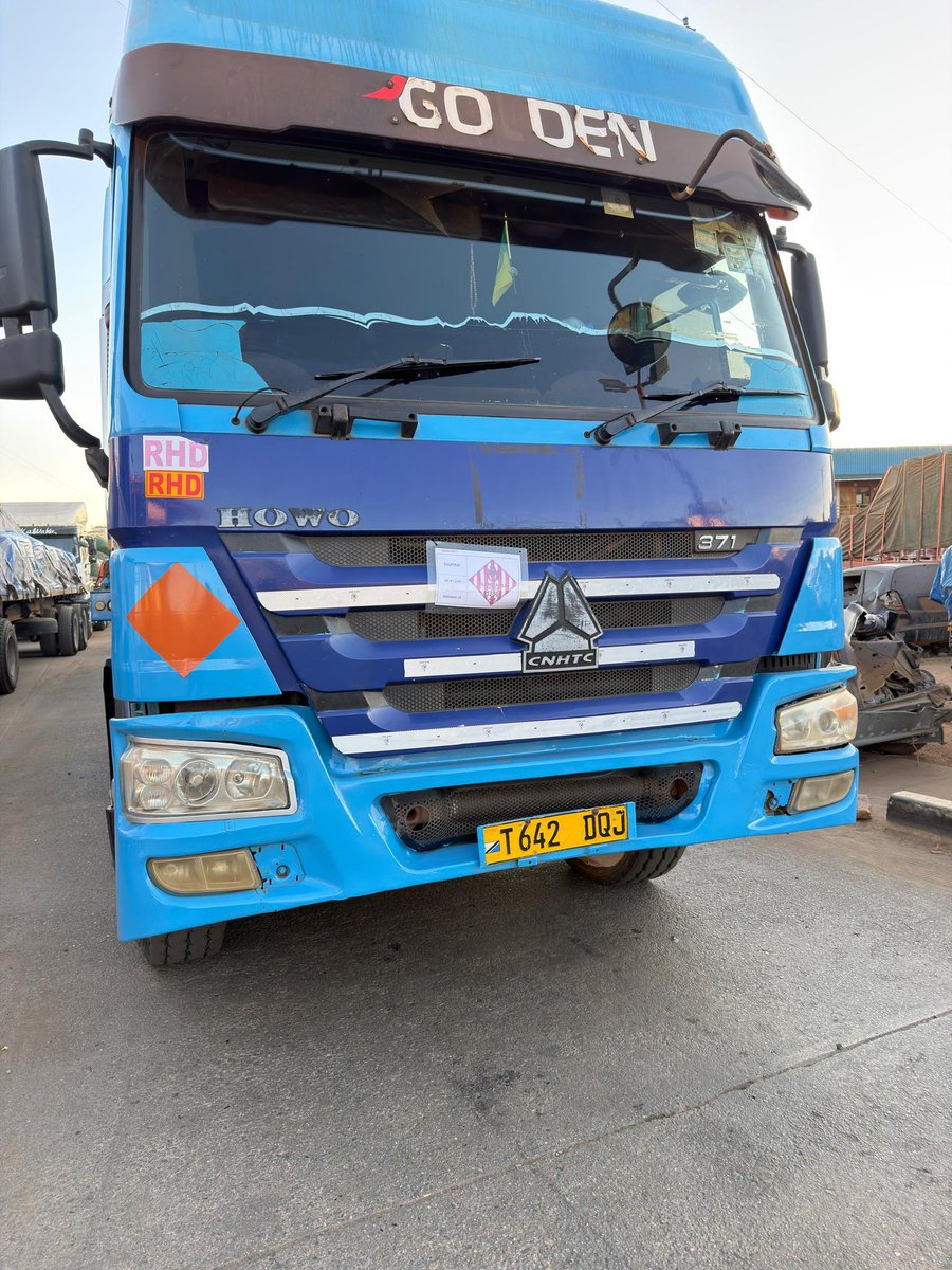 munyamambogo's tweet photo. Jamaaaa kapigwa faini milioni 5 kisa kuweka madumu juuu ya sarfa lakini huyohuyo alio pigwa faini hiyo sarfa anakaza kamba Kila baada ya km 200 Sasa na yeye awapige faini https://t.co/4GcSDXCZJA