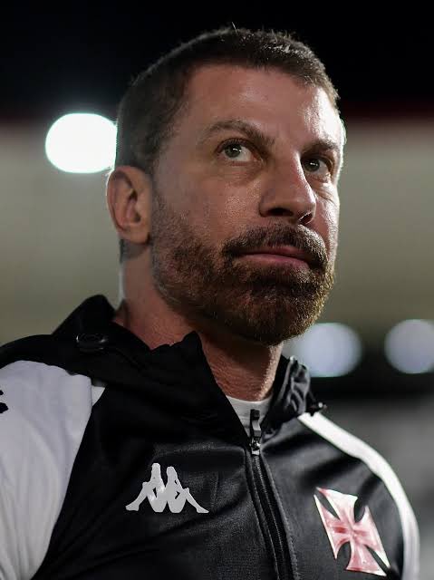 AVascainos's tweet photo. O PRESIDENTE SE MANIFESTA

Em pronunciamento através do site oficial, Pedrinho fala com o sócio e o torcedor.
“Vascaínas e Vascaínos,
Ainda não acredito na maldade que estão fazendo com o Vasco e que pode custar caro ao futuro do clube.
Preciso falar com o torcedor vascaíno porque todos estão cansados de descobrir as coisas pela metade.
Há meses um grupo contrário à venda do Vasco se articula na política do clube. Eu vi as acusações infundadas fabricadas para criar narrativas. Vi as articulações nas sombras, as canetas sendo preparadas nos bastidores. Mesmo assim, confesso que nunca quis acreditar que isso pudesse existir. Estou indignado.
Enquanto eu trabalhava para arrumar a casa, colocava os meus bens patrimoniais à disposição do clube e lutava dia e noite pela estabilidade necessária para garantir a negociação com Marcos Lamacchia que estava prestes a ser anunciada, as sombras sabotaram o clube.
Não prejudiquem o Vasco e deixem que a venda aconteça. Eu não admito e o torcedor jamais vai aceitar ver o futuro do Vasco jogado no lixo por quem só enxerga o poder que quer ocupar.
Saudações Vascaínas,
Pedrinho Presidente Club de Regatas Vasco da Gama”

https://t.co/8pVTf2aeK7