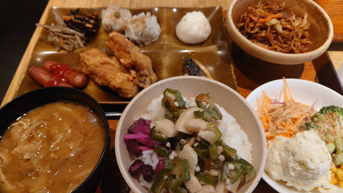 psydistic's tweet photo. 今日の朝食ビュッフェ🥢
オクラ、山芋、なめこを混ぜたやつが、ご飯にちょうどいい😋
あと、根菜たっぷり田舎汁（かなり味濃いけど）と手羽先の唐揚げ美味かった🍗 https://t.co/FNod9UWW3U