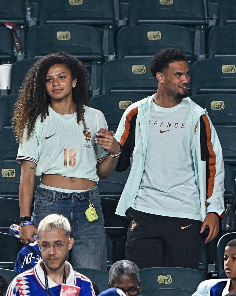 DjibinhoPvris_'s tweet photo. Ptdrrrr y’a rien à dire bravo ils vous l’ont tellement bien mise niveau communication, depuis tout ce temps ils ne se sont jamais séparés

Quand je repense aux trdc qui ont harcelé Océane puisque soit disant « c’est elle qui bridait Warren », chialez 🤣🤣 https://t.co/rgY0OCqkoV