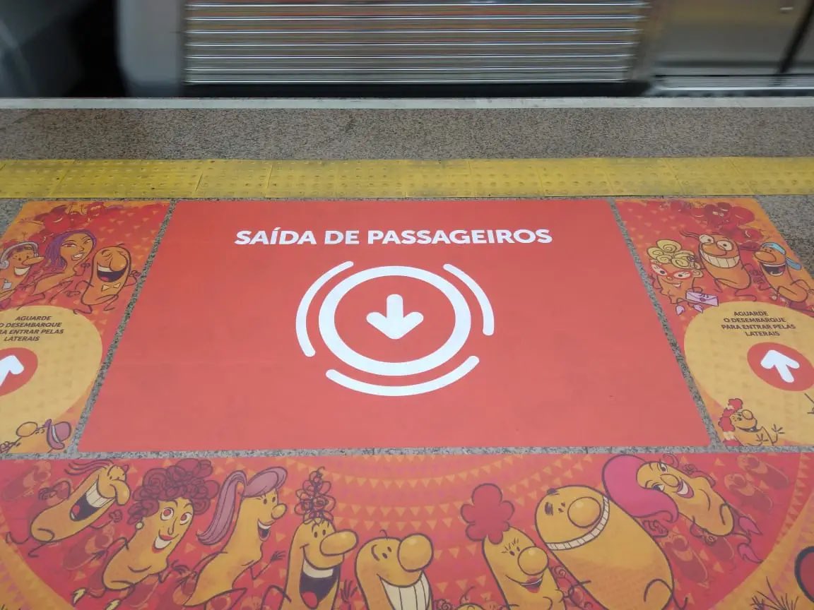 myshippwr's tweet photo. Voltando como a comunicação visual é importante para criar hábitos.

Algumas estações de São Paulo falam tanto de deixar a esquerda livre, como também LEMBRAR que o passageiro precisa sair 

Queria tanto que o metrô Rio fizesse isso https://t.co/KpARwPDuCj