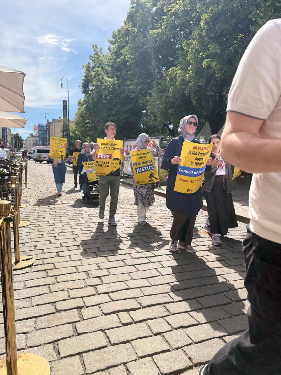 Entropi50's tweet photo. Oslo’dan Kraliyet sarayı ve Stortinget(Meclis) önünden

#AdaletBuluşması
#JusticeMarch https://t.co/kiXMBctqFZ
