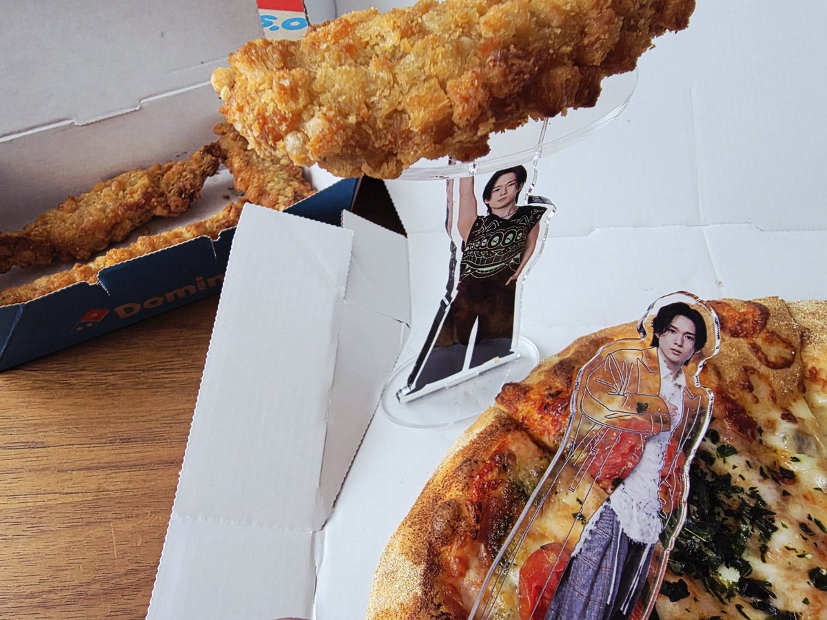 shinta1024's tweet photo. 今年のアクスタも大盛況！

ピザだって着こなしちゃうし
大きなチキンだって持ち上げます。

ハッシュタグはそれぞれ
#田村心これ着ろ
#田村心これ持て
にしましょう...笑

大阪でグッズ売り切れがあったので
東京に向けて注意事項が
追加になってます！確認してね！

お問い合わせ多数きてるぽい
台風に関しては確認中！晴れろ！！https://t.co/4hNmy0MAod