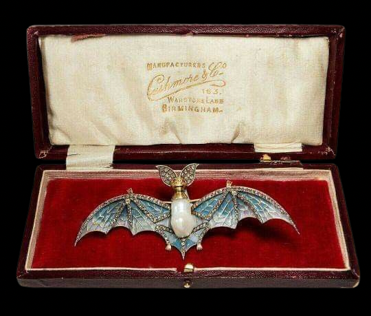 ArtorOtherThing's tweet photo. Art Nouveau era bat brooch https://t.co/rocJZRrJsM