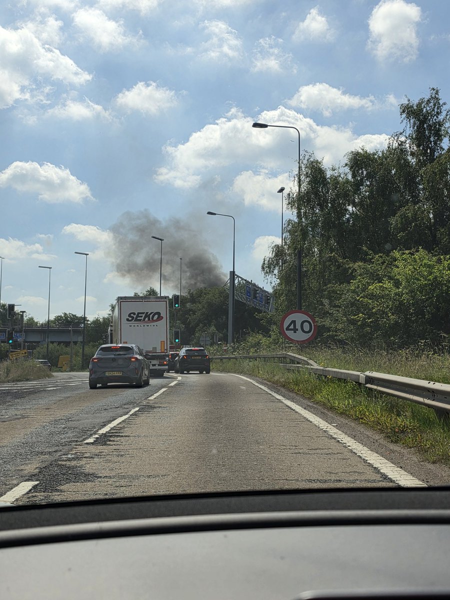 InspiireJS's tweet photo. @ChadWeather There is a car on fire at Simister Island M60 bound https://t.co/3fJsCUzoVY