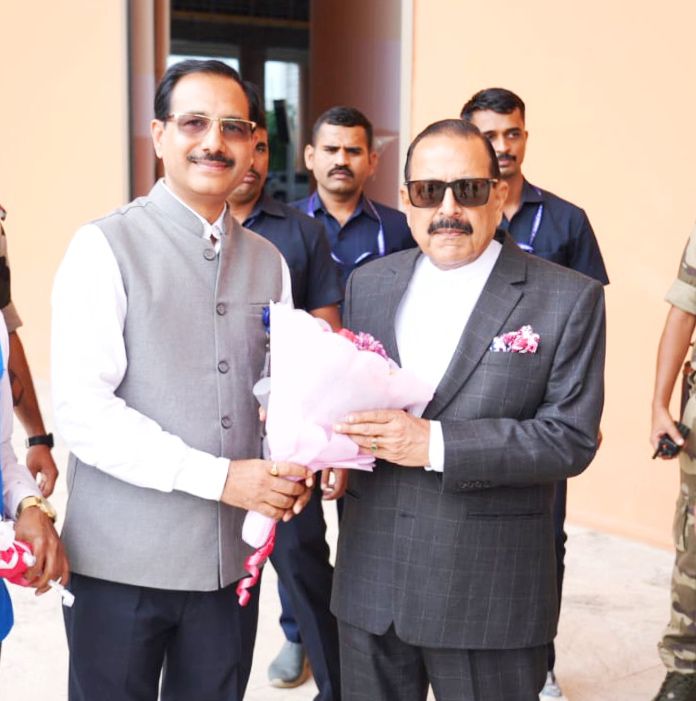 DrJitendraSingh's tweet photo. Arrived #Bengaluru for the important #BRICS meeting.
     
With colleagues from fraternity and academia at the Kempegowda Airport. https://t.co/YESWt93UOF