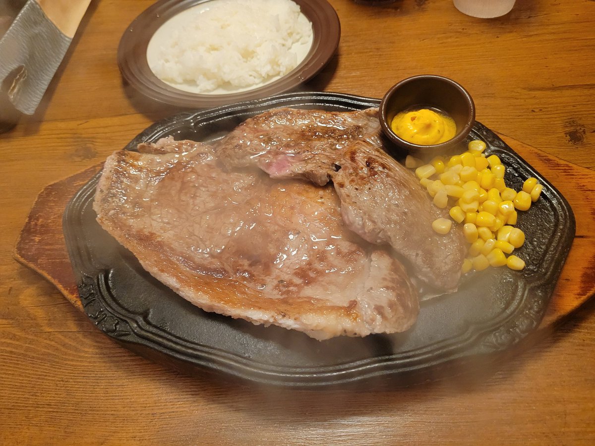 Proto_Mask's tweet photo. 80年代の洋楽聴きながらバカみたいにデカいステーキ食べるの気持ち良すぎだろ⋯ https://t.co/yX17pTHkJu