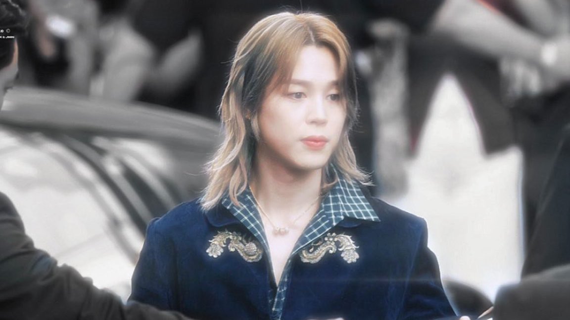 Jmpoper's tweet photo. Jimin’s definitely royalty ⊹ https://t.co/Iv30PPfIsn