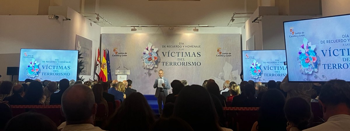 irene_adler123's tweet photo. El @IesPinarOficial participa en los actos del Día de Recuerdo y Homenaje a las Víctimas del Terrorismo porque como recordaba Sebastián Nogales, presidente de la @avtcyl la memoria de las víctimas tiene que llegar a las aulas ya que la democracia se defiende desde la educación. https://t.co/nZ3xLvp3Hu