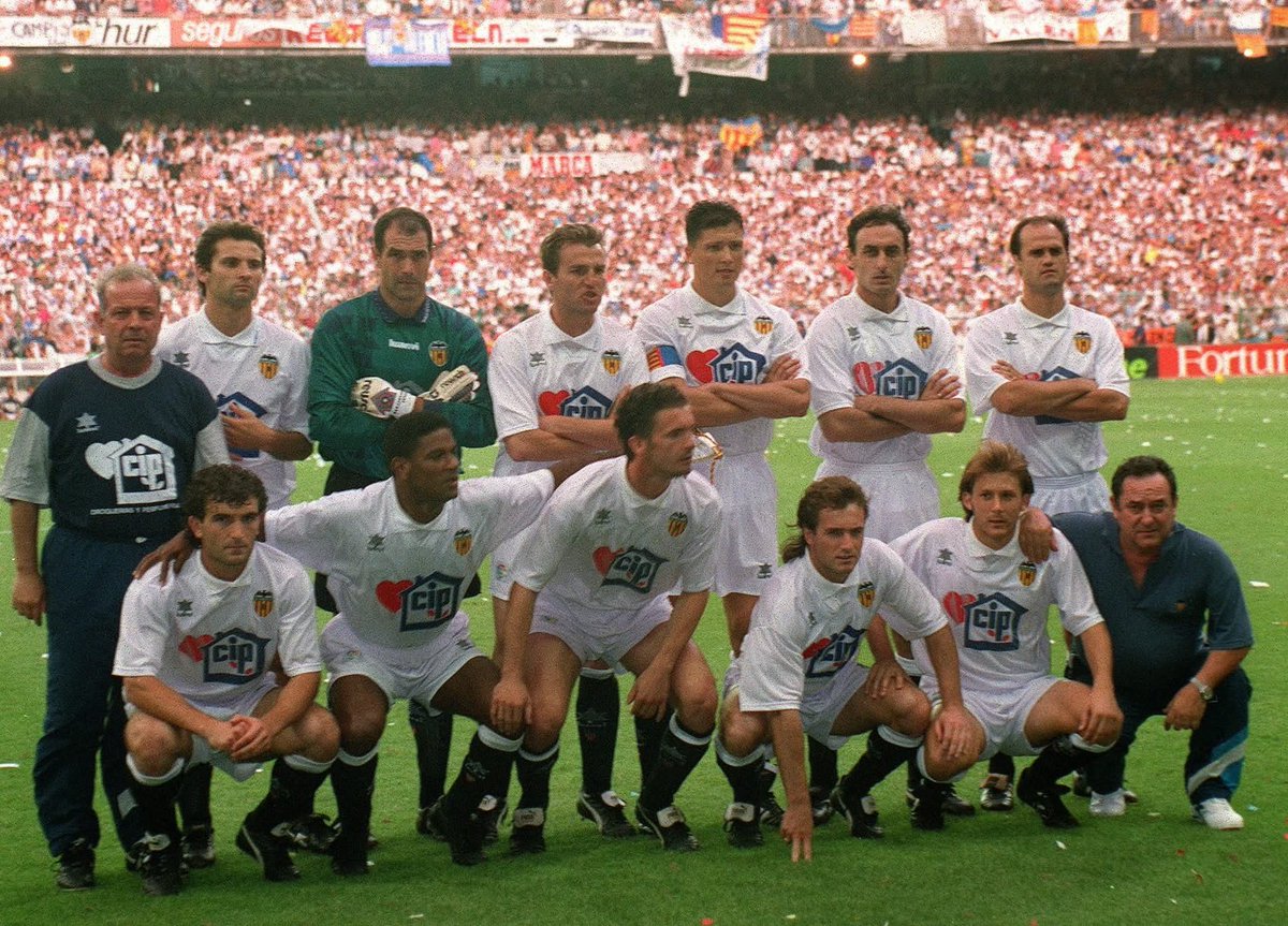 Valencianisme83's tweet photo. 🌧31 años de 'La final del agua'.
‼️Buen equipo de Paco Roig en su primer año...
⚪️Paco Reig, @irrepetibles_es, Zubizarreta, Roberto, Penev, Poyatos, @10fernandogomez;
Camarasa, Mazinho, Mijatović, Juan Carlos, @GaizkaMendietaJ y Españeta.
#ValenciaCF #FinalCopaDelRey https://t.co/bv5P6fZfo2