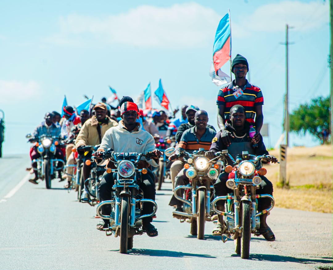 chadema_nyasa's tweet photo. Mapokezi ya Makamu Mwenyekiti Bara Mhe.@HecheJohn  Kata ya Mlowo Jimbo la Mbozi Mkoa wa Songwe. 

#FreeLissu
#KatibaMpya https://t.co/yT4LZkjK5A