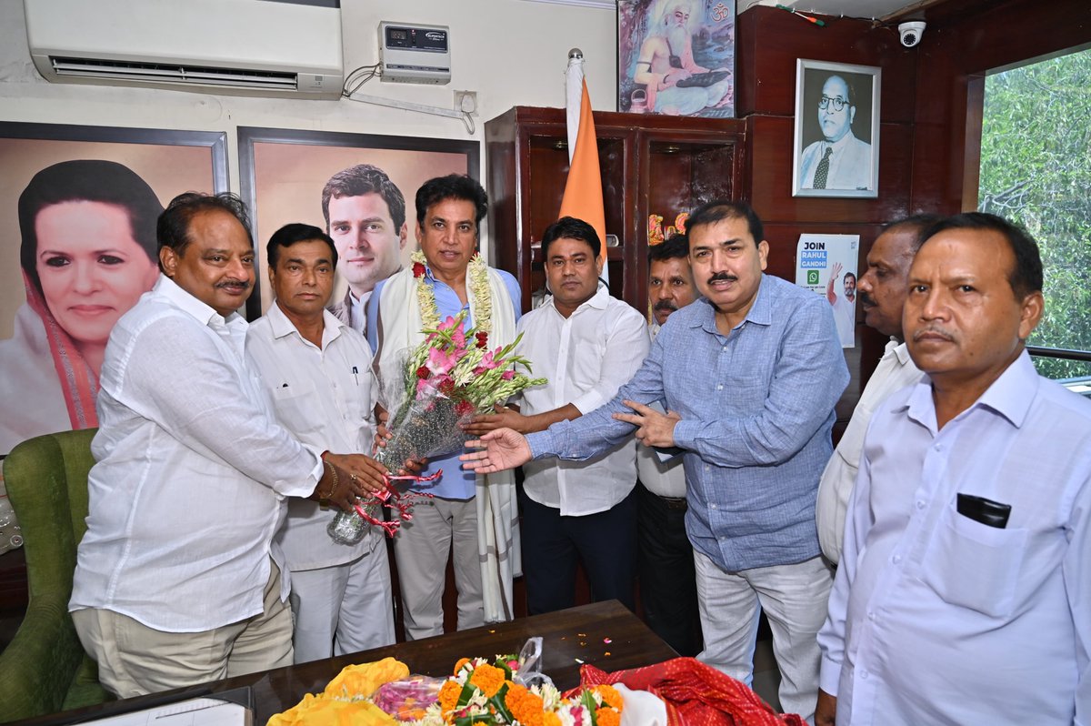 devendrayadvinc's tweet photo. आज दिल्ली कांग्रेस के एससी विभाग के नव-नियुक्त कार्यकारी अध्यक्ष सतीश टांक जी व सुनील शेरसिया जी ने भेंट की।

मुझे विश्वास है कि आप अपनी जिम्मेदारियों का निर्वहन पूरी निष्ठा से करेंगे,आप दोनों को सफल कार्यकाल की शुभकामनाएं। https://t.co/jxFKCHwHnv