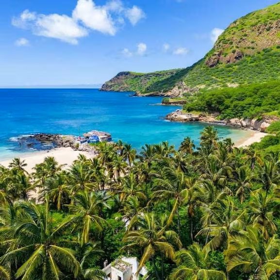 chollometro's tweet photo. 4 VIAJAZOS espectaculares para pegaros las vacaciones de vuestra vida sin dejar la cuenta temblando!!! 8 días en Cabo Verde con vuelos directos y hotel incluidos por unos increíbles 205€! Vuelos directos de ida y vuelta a Noruega en pleno verano por menos de 47 euros! Dos noches de hotel en Oporto con desayunos, crucero fluvial y cata de vinos incluidos desde solo 79 euros! Vuelos y 7 noches en Fuerteventura en 4* estrellas con TODO INCLUIDO a preciazo! Los tienes en comentarios👇