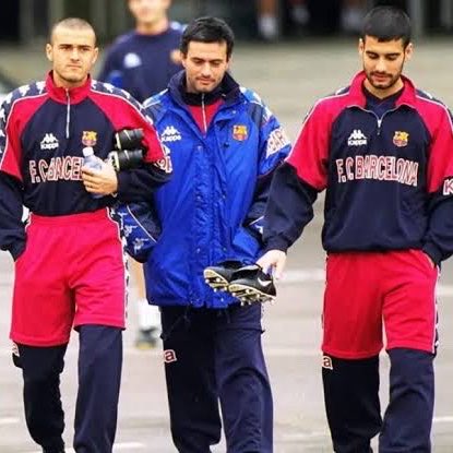 forcabarca_ar's tweet photo. مورينيو: 

هناك صورة عندما أراها، أشعر بمشاعر جميلة.

صورة في التدريب: أنا، بيب غوارديولا، لويس إنريكي، كنت مساعدًا شابًا وكان بيب ولويس لاعبين في ذلك الوقت.

كنت بعيدًا جدًا عن المكان الذي سأصل إليه لاحقًا. وأعتقد أن بيب ولويس كانا يفكران فقط في مسيرتهما كلاعبين، ولم يكونا يفكران في مسيرتهما التدريبية. الآن نحن جميعًا فائزون بـ دوري أبطال أوروبا، ووصلنا إلى ما وصلنا إليه.

لكن في ذلك الوقت، كنا فقط نحاول أن نقدم أفضل ما لدينا في وظائفنا، بصراحة، كنت أستطيع أن أفهم أن بيب كان لاعبًا ذكيًا جدًا، من خلال طريقة لعبه وطريقة قراءته للمباراة.

وبالطبع، كنت أستطيع أن أفهم أن لويس كان قائدًا، وكان محفزًا. كنت أشعر بذلك أيضًا. لكن في ذلك الوقت، لا تفكر في هذه الأمور، بل تفكر فقط في تقديم أفضل ما لديك.
