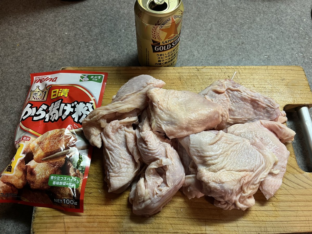block_trade_'s tweet photo. 今日も晩ご飯の当番になったので定番の唐揚げ。レパートリー少なくて悲しい😆

揚げている間につまんでるとビールが進む進む💦こういうの好きだから太るんだよな…

明日もよろしくお願いします✨ https://t.co/ce5Ylk2N0C