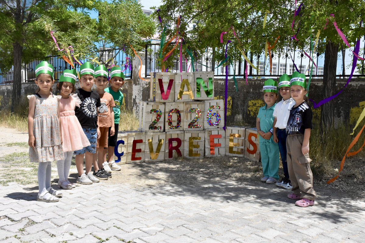 VanilMem's tweet photo. Seyrantepe Anaokulu ev sahipliğinde düzenlenen Çevrefest 2026 etkinliğini geride bıraktık! 💚

"Yeşil Vatan Benim Okulum, Geleceğe Çare" projesi kapsamında gerçekleştirdiğimiz bu anlamlı etkinlikte, erken yaşta çevre bilinci kazandırmayı amaçladık. Öğrencilerimizin geri dönüştürülebilir atıklardan büyük bir emek ve hayal gücüyle ürettiği yaratıcı tasarımlar, sergimizde büyük beğeni topladı. ♻️

Çocuklarımıza israfı önlemeyi, kaynakları tasarruflu kullanmayı ve geri dönüşümün önemini yaşayarak öğrettiğimiz bu sergide emeği geçen tüm öğretmenlerimize, öğrencilerimize ve velilerimize teşekkür ederiz.

Gelecek nesillere daha yaşanabilir bir dünya bırakmak adına farkındalık çalışmalarımıza ve projelerimize hız kesmeden devam edeceğiz! 🌿

@tcmeb @Yusuf__Tekin @tcvanvaliligi @valiozanbalci75 @bycandiroglu
