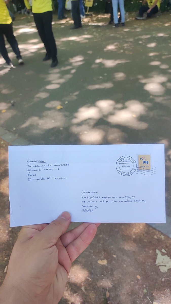 PAPlatformu's tweet photo. Türkiye cezaevlerindeki hak ihlalleri, bizzat mağdurların kendi cümleleriyle yazılmış mektuplarla Strazburg Adalet Buluşması katılımcılarıyla buluşuyor.
Bu mektupların her bir satırı bir insanın haklı adalet arayışını temsil eden, vicdanlarımıza bırakılmış birer sorumluluktur. 

#AdaletBuluşması
#JusticeMarch