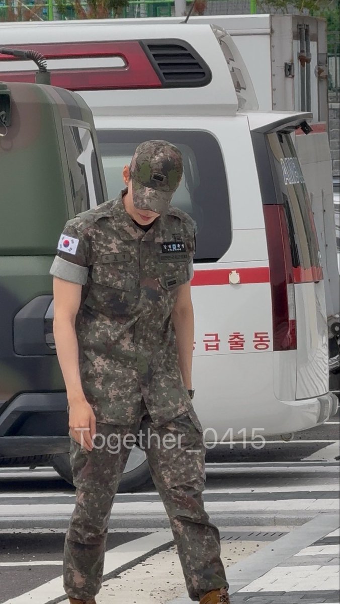 Together_0415's tweet photo. 260624 호국음악회 #도영

우리 보고 꾸벅 인사하고 양손으로 인사해주면서 웃는데 너무 귀여워서 보는 여자들(나 포함) 다 앓음,,🥹 https://t.co/sgwiAJbwj3