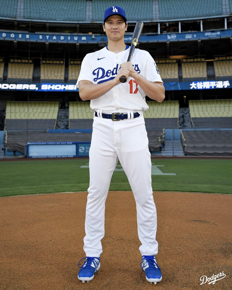 prayantwt's tweet photo. i really like this picture because he looks like he’s waiting for me to come closer so he can hit me w the bat https://t.co/rUpmSpydLp