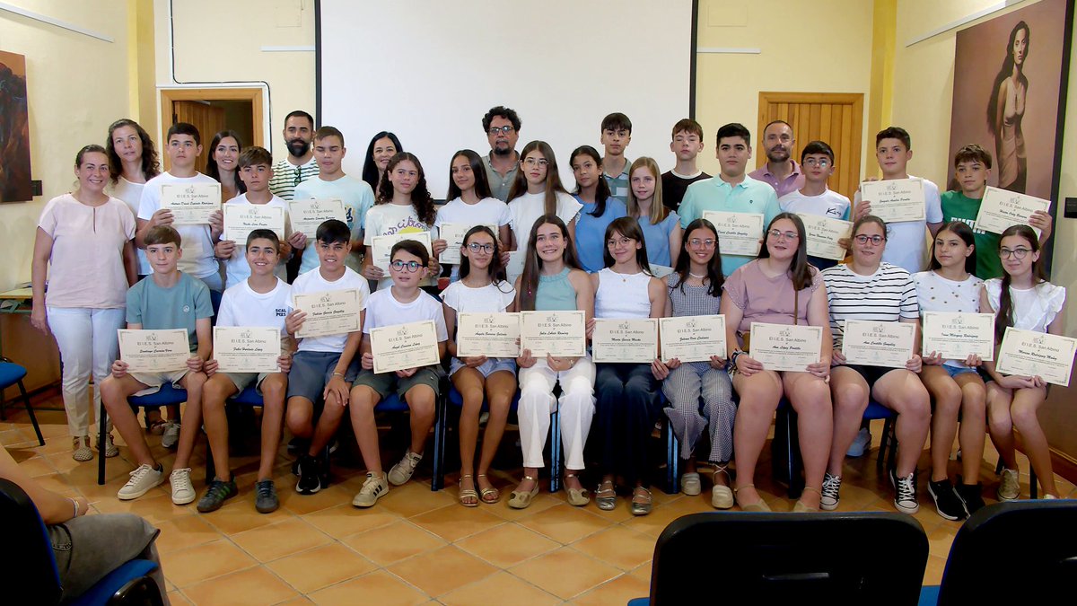 Aytoparadas's tweet photo. PREMIO A LOS MEJORES EXPEDIENTES

Alumnado de 1º, 2º y 3º de ESO del IES San Albino. 

Un año más, el Ayuntamiento de Paradas demuestra su firme compromiso con la educación de nuestros jóvenes, repartiendo un total de 4.000 euros en premios. https://t.co/r8BWP4o77M