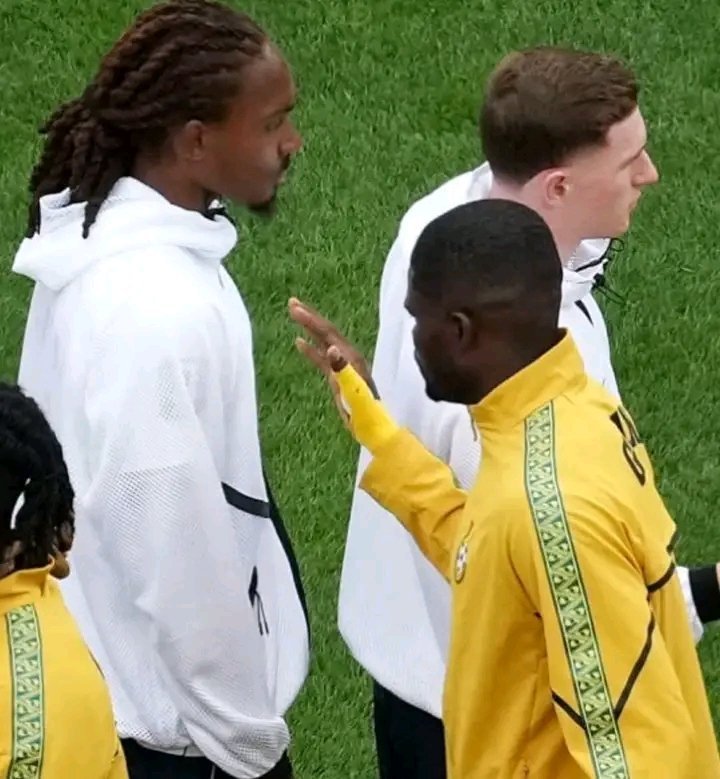 jaydeesport's tweet photo. Based on the image, it appears that Djed Spence deliberately chose not to shake Thomas Partey's hand before the England vs Ghana World Cup match yesterday.

Here is why? https://t.co/hZN9BsJXPG