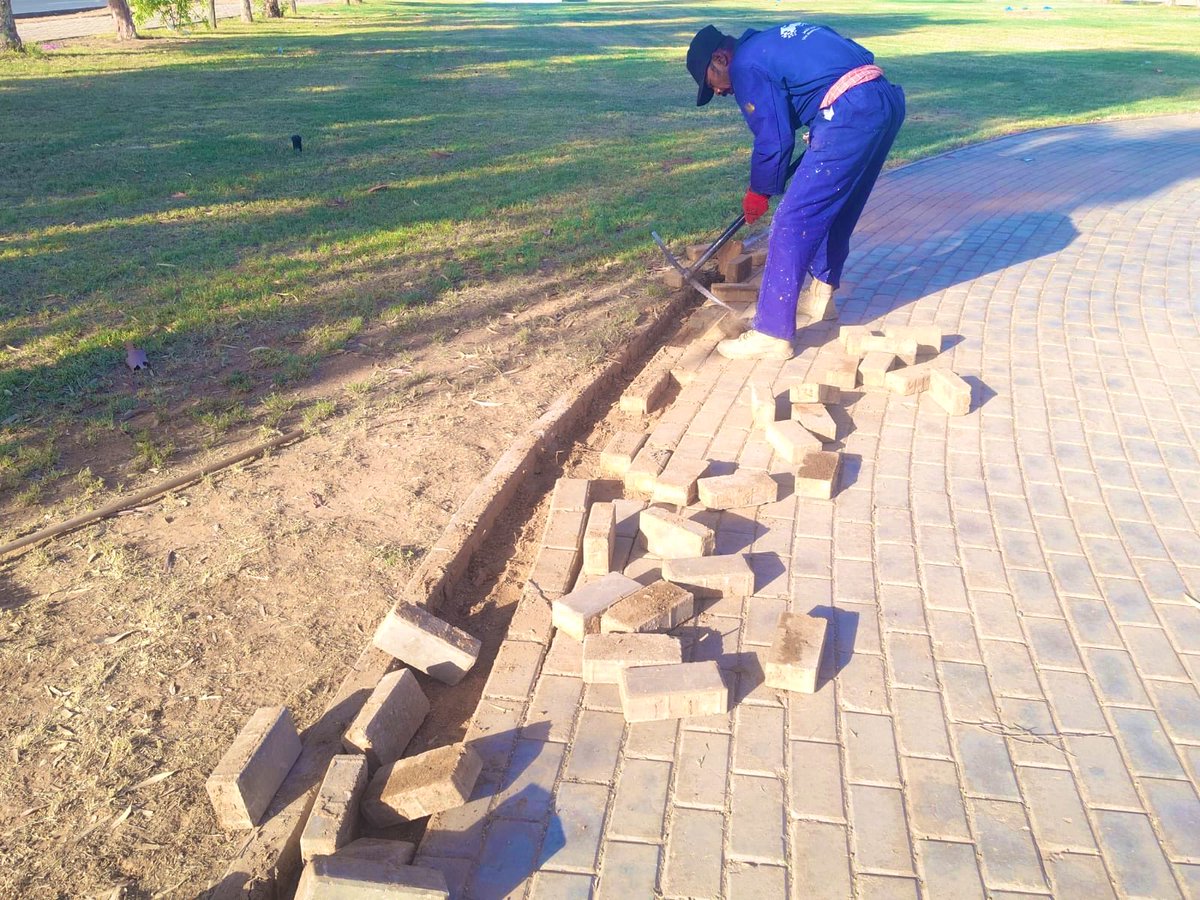 ummkhonsar's tweet photo. 🛠️ تواصل الفرق الميدانية في #بلدية_أم_خنصر أعمال صيانة وإعادة تأهيل مسارات المشاة داخل الحدائق العامة، من خلال معالجة وصيانة الإنترلوك المتضرر، وذلك بهدف المحافظة على سلامة المرتادين وتحسين جودة المرافق العامة والارتقاء بالمشهد الحضري. 🌳🚶‍♂️

#بلدية_أم_خنصر
#أمانة_منطقة_الحدود_الشمالية
