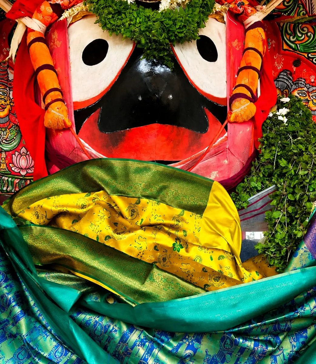 odiajagat's tweet photo. ଓଡ଼ିଆ ଭାଗବତ କଥାମୃତ ଭାଗ - ୪୦୭
ଓଁ ନମୋ ଭଗବତେ ବାସୁଦେବାୟ
-----------------------------------------  

ଶୁଣ ହେ ପୃଥୁ ନୃପନାଥ। ଇନ୍ଦ୍ର ଯେ କଲା ଯଜ୍ଞେ ଘାତ।
ସେ ଅପରାଧ ଖଣ୍ଡିବାକୁ। ଏବେ ଅଇଲା ତୁମ ଠାକୁ।
ତୁମେ ଯେ ସାଧୁ ନୃପବର। ଏହାର ଦୋଷ କ୍ଷମା କର।
ଏ ଲୋକେ ସାଧୁ ଯେ ଅଟନ୍ତି। ସେ ଦ୍ରୋହ କର୍ମ ନ କରନ୍ତି।
ସାଧୁଙ୍କ ନାହିଁ ହିଂସା ଭାବ। ସମେ ଦେଖନ୍ତି ସର୍ବ ଜୀବ।
ଯେଣୁ ଏ ଦେହ ଆତ୍ମା ନୋହେ। ତେଣୁ ସେ ନ ପଡନ୍ତି ଦ୍ରୋହେ।
ଯେବେ ପୁରୁଷ ତୁମ୍ଭ ପ୍ରାୟେ। ଦେବ ମାୟାରେ ମୋହ ହୋଏ।
ବୃଦ୍ଧ - ସେବନ ଦୀର୍ଘ କାଳ। କେବଳ ଶ୍ରମ ସିନା ତାର।

ଅର୍ଥ - ଯଜ୍ଞପତି ଭଗବାନ ମହାରାଜା ପୃଥୁଙ୍କୁ କହିଲେ , ହେ ରାଜନ୍ ! ଦେବରାଜ ଇନ୍ଦ୍ର ତୁମର ଯଜ୍ଞରେ ବିଘ୍ନ ସୃଷ୍ଟି କରିବା ପାଇଁ ଯେଉଁ ଉଦ୍ୟମ କରିଥିଲେ ସେହି ଅପରାଧ ଖଣ୍ଡନ କରିବାକୁ ସେ ତୁମ ପାଖକୁ ଆସିଛନ୍ତି। ତୁମେ ଯେହେତୁ ସାଧୁ ପୁରୁଷ ଅଟ ତୁମେ ତାଙ୍କର ଦୋଷ କ୍ଷମା କରିଦିଅ। ଏହି ସଂସାରରେ ସାଧୁଜନ ମାନେ କାହାରି ପ୍ରତି ଦ୍ରୋହ ଆଚରଣ କରନ୍ତି ନାହିଁ। ସେମାନେ ସମସ୍ତ ପ୍ରାଣୀଙ୍କୁ ସମାନ ଭାବରେ ଦେଖୁଥିବାରୁ କାହାରି ପ୍ରତି ସେମାନଙ୍କ ମନରେ ହିଂସା ଭାବ ନଥାଏ। ଆତ୍ମାକୁ ଶରୀର ଠାରୁ ସମ୍ପୂର୍ଣ୍ଣ ଭିନ୍ନ ଭାବରେ ଦେଖୁ ଥିବାରୁ ‌ସେମାନେ ଅନ୍ୟ ପ୍ରାଣୀ ମାନଙ୍କ ପ୍ରତି ହିଂସା ଭାବ ପୋଷଣ କରନ୍ତି ନାହିଁ। ତୁମ ଭଳି ସାଧୁ ପୁରୁଷ ମୋ ମାୟାରେ ମୋହିତ ହୋଇ ଯଦି ଇନ୍ଦ୍ରଙ୍କ ପ୍ରତି ଦ୍ରୋହ ଭାବ ପରିତ୍ୟାଗ କରି ତାଙ୍କୁ କ୍ଷମା ପ୍ରଦାନ ନ କରିବ ତେବେ ଦୀର୍ଘକାଳ ଧରି ତୁମେ ଯେଉଁ ସାଧୁସେବା କରିଅଛ ତାହା ବୃଥା ହୋଇଯିବ।