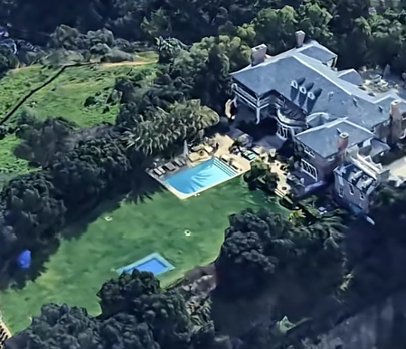 haraldlaatsch's tweet photo. In dieser Villa mit 1.000 m² Wohnfläche wohnt Tom Kaulitz, im Sunshine State Kalifornien und dort im exklusiven Bel Air von Los Angeles.

Er macht sich Sorgen um Sachsen Anhalt. Könnt Ihr euch vorstellen wie er sich nächtelang vor Sorge in seinem Bett wälzt? https://t.co/8Lk8M8eVLA