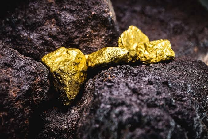 Indian_Analyzer's tweet photo. 🚨 INDIA'S FIRST PRIVATE GOLD MINE GOES LIVE

It has begun operations at Swarnagiri in Andhra Pradesh, developed with an investment of ₹405 crore.

— The project could generate up to 900 kg of gold annually. https://t.co/UD8gqiQupl
