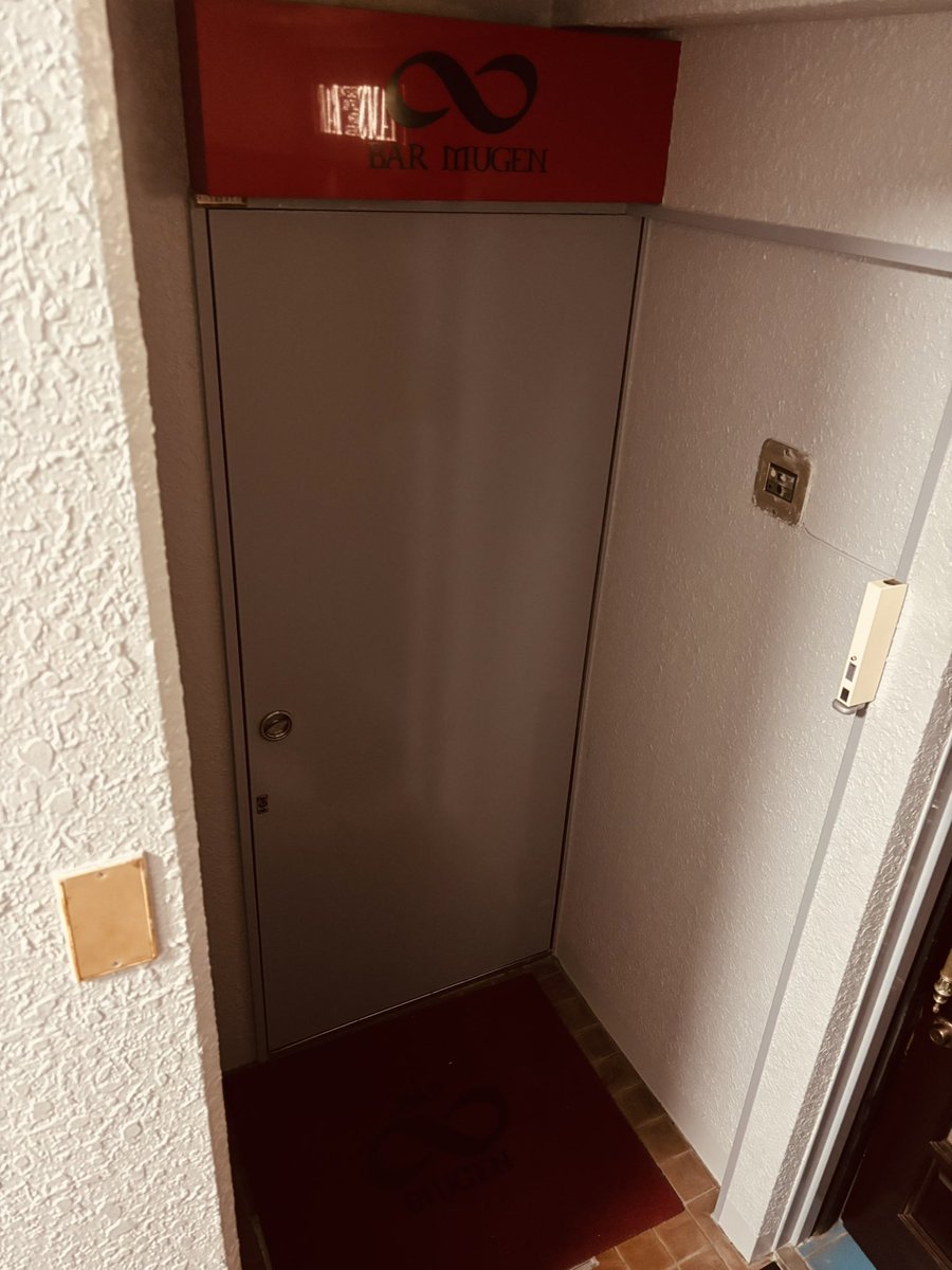 barmugen_'s tweet photo. もう交番には届けたのですが、お店開けようと店に来たら鉄扉の前にカバンと携帯電話が落ちてました💦
この階段と鉄扉に見覚えある方、高円寺駅北口交番です。

本日もご来店お待ちしてます🌺

#barmugen #アニメバー #高円寺バー #フィギュア @barmugen_ https://t.co/NNzmfVxbDS