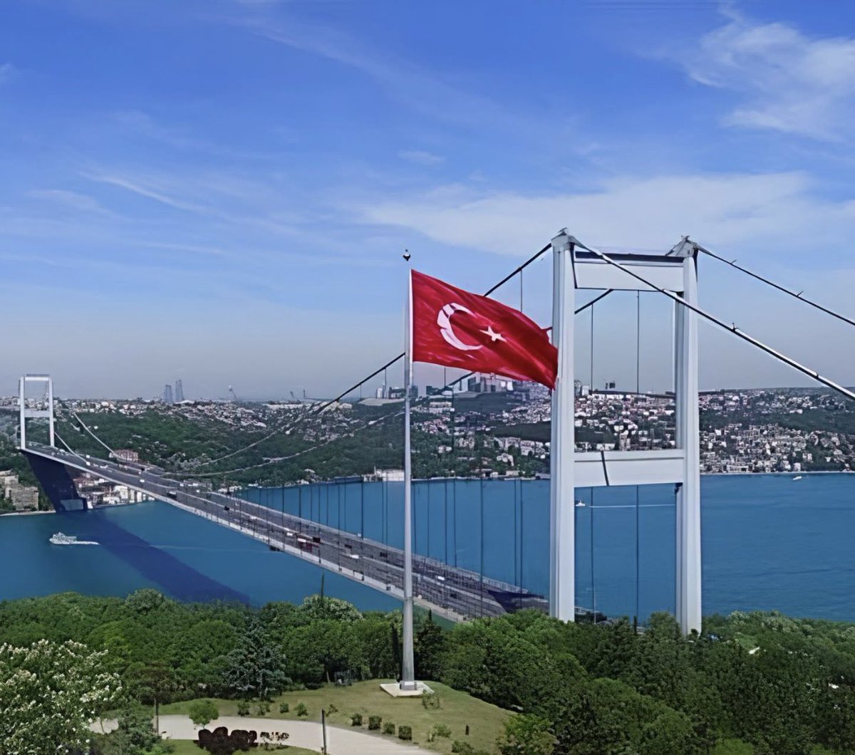 Ural6841's tweet photo. @fdrl0034 Ayağına paspas olabilirsiniz ama yıldızına ulaşamazsınız göklerin süsü şanlı bayrağımızdan başkası çok da şeyimizdi https://t.co/mXcrX57B75