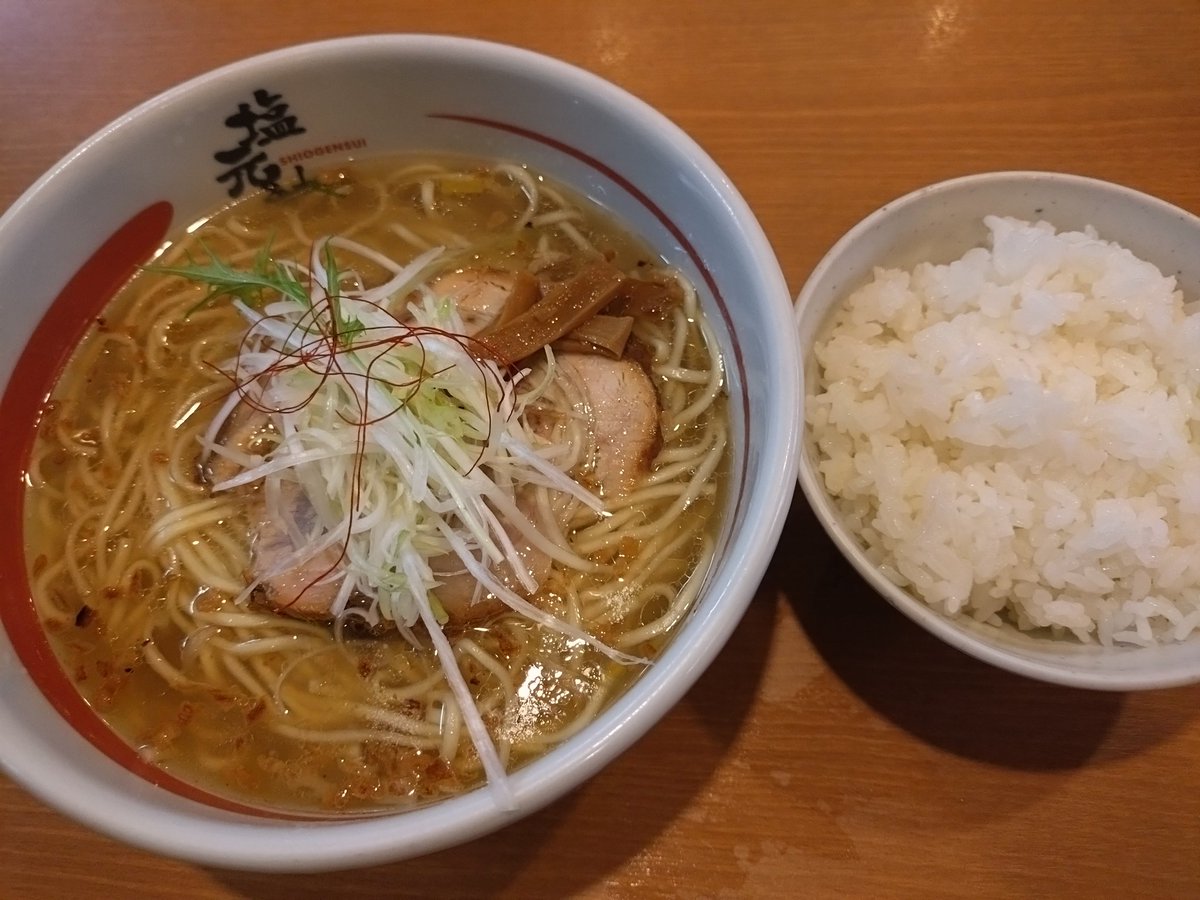 ASH7045F's tweet photo. 塩元帥来たの久々やわ。
単に現金持ち歩いていないだけ。

塩ラーメンは美味いです。

キムチは辛さ控え目になっているような気が‥ https://t.co/C4AwUClJz2