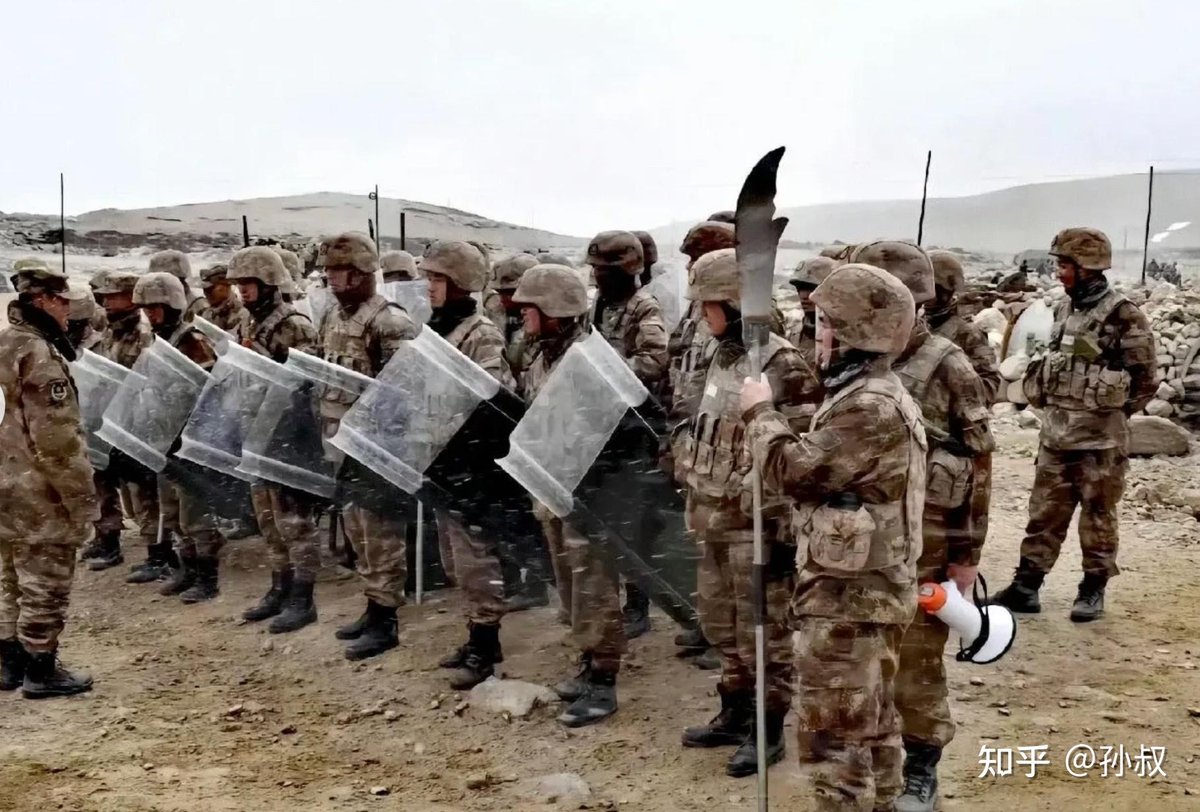Chinaswordbot's tweet photo. 中印国境、人民解放軍の白兵武器あれこれ

現代の世界で唯一、白兵武器が軍隊の主役を占めている場所が中印国境でしょう

核保有国である中印両国は1996年以降、軍事衝突のエスカレーションを防ぐために、互いに銃火器の使用を禁止する協定を結んでいます

その範囲内でならいくらでも…という事なのかは分かりませんが
中印国境では様々な白兵武器が配備されています

こうした装備が特に注目され出したのは2020年、ガルワン渓谷で発生した殴打と投石による両軍の武力衝突以降でしょう

2020年当初に撮影された写真では全員が同じ長柄刀を装備していたりと単純な装備構成だったのですが
ここ数年公開される映像では一部隊の中に長短の槍・鈎鎌槍・青龍偃月刀・狼牙棒・盾など多様な装備の兵士が混在しており、
異なる武器種同士で役割分担して連携を行うような戦術の洗練が試みられている形跡が見られますね