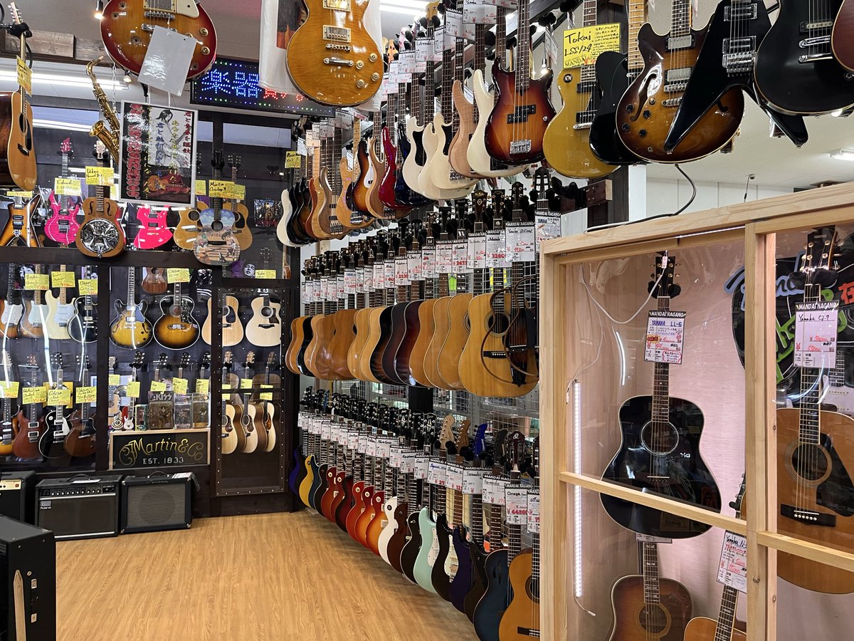 arikama2's tweet photo. リニューアルした万代へ行って来ました。相変わらずギターもエフェクターも豊富にあり目の保養✨
いつも良くして頂いている店員さんのご厚意で試奏やギター談義で長居させて頂きました🙏
弦を購入させてもらい前日クリーニングしたYAMAHAへ張替えました。 https://t.co/r4Nq55Quo4