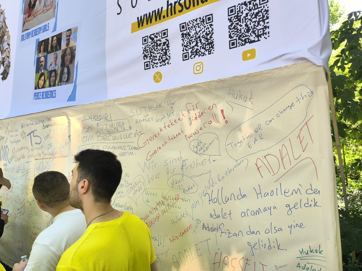 odakdunyam's tweet photo. Adalet Duvarı’nda KHK mağduriyetinden hapisteki çocuklara, uygulanmayan AİHM kararlarından askeri öğrencilere kadar her bir fırça darbesi ve her bir cümle, mahkeme salonlarında duyulmayan o büyük çığlığa dönüşüyor.
Burası, hukuksuzluğun üzerini örten sessizliğe karşı açılan kolektif bir itiraz meydanı.

#AdaletBuluşması
#JusticeMarch
