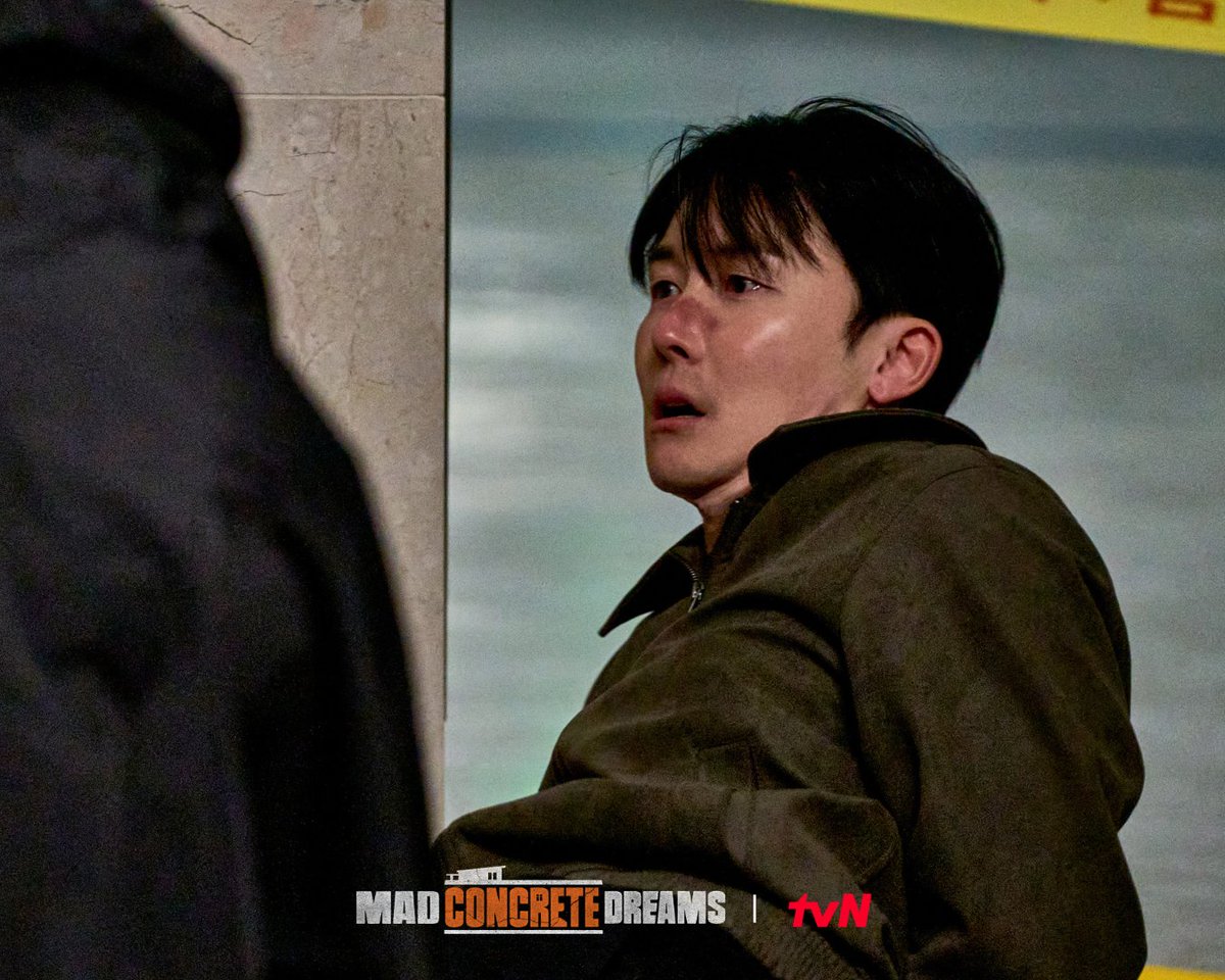 tvN_Asia's tweet photo. With his wife and daughter’s lives on the line, Su-jong makes a desperate vow: kill Hwal-sung, the man at the center of everything. 🔪⁣
⁣
#MadConcreteDreams⁣
Every Thu &amp; Fri 21:10 (GMT+8)⁣
⁣
#tvNAsia #BestKoreanEntertainment #HaJungWoo #ImSooJung #KimJunHan #KrystalJung https://t.co/4F9rTjKuc0