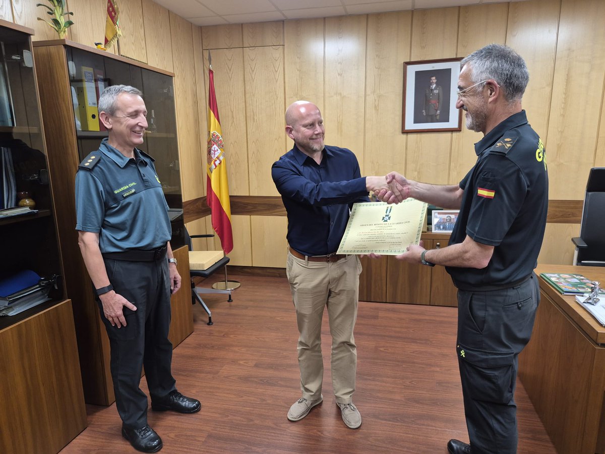 Jaes_GC's tweet photo. 🤝 La cooperación internacional fortalece la seguridad.
La #JAES ha hecho entrega de la Cruz al Mérito de la #GuardiaCivil con distintivo blanco a un miembro de la Policía de los Países Bajos, recientemente incorporado como Co-Driver de EMPACT, por su colaboración y compromiso. https://t.co/bZsmY5ta74