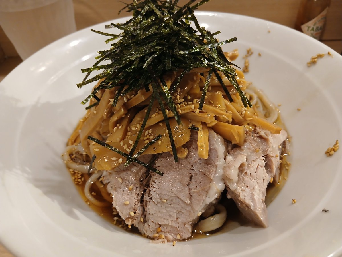 heisuke_chiba's tweet photo. 今夜飯はかなり久しぶりに新橋の #麺屋味方 さんで #冷やし中華 麺茹で前200g(1000) 、ネギ油コール、うで肉(+350)メンママシ(+100)を。数が出たようでデフォトッピングがきゅうりとハム切れからメンマだけに。タレは醤油ベースで酸味控えめがありがたい。うで肉があったから麺量よかったかも。 https://t.co/WktKJMXeGo