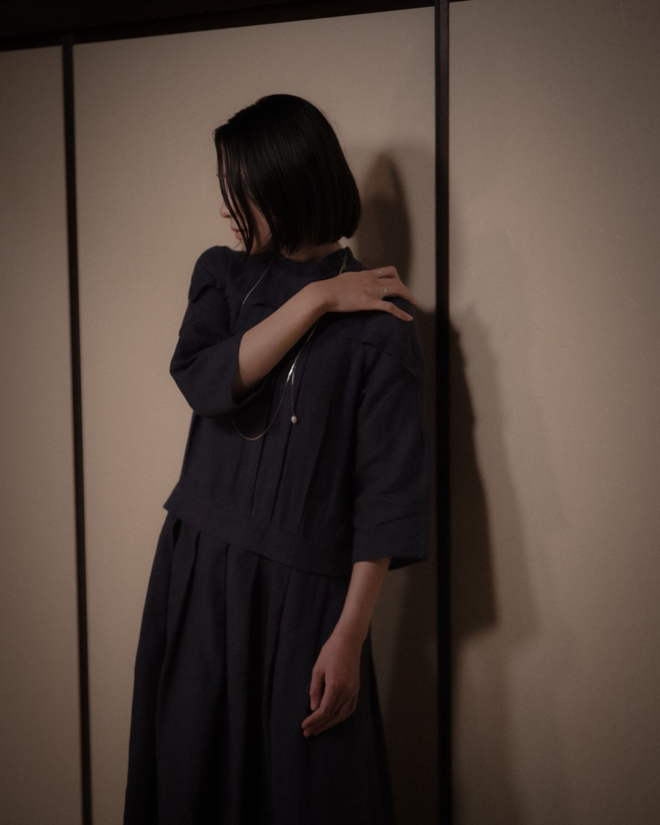 yoriso_'s tweet photo. at night

麻素材でさらりと着れる
大人のためのセミフォーマルドレス。
肩肘はらない、けれど
物語の中から出てきたような、特別な佇まい。

forget me not
size: S/M

-------

“portraitly” with https://t.co/IWWnRq8lgH
「肖像画のように」

#portraitly #mihotanaka
#yoriso #dress https://t.co/gK66RAv60P
