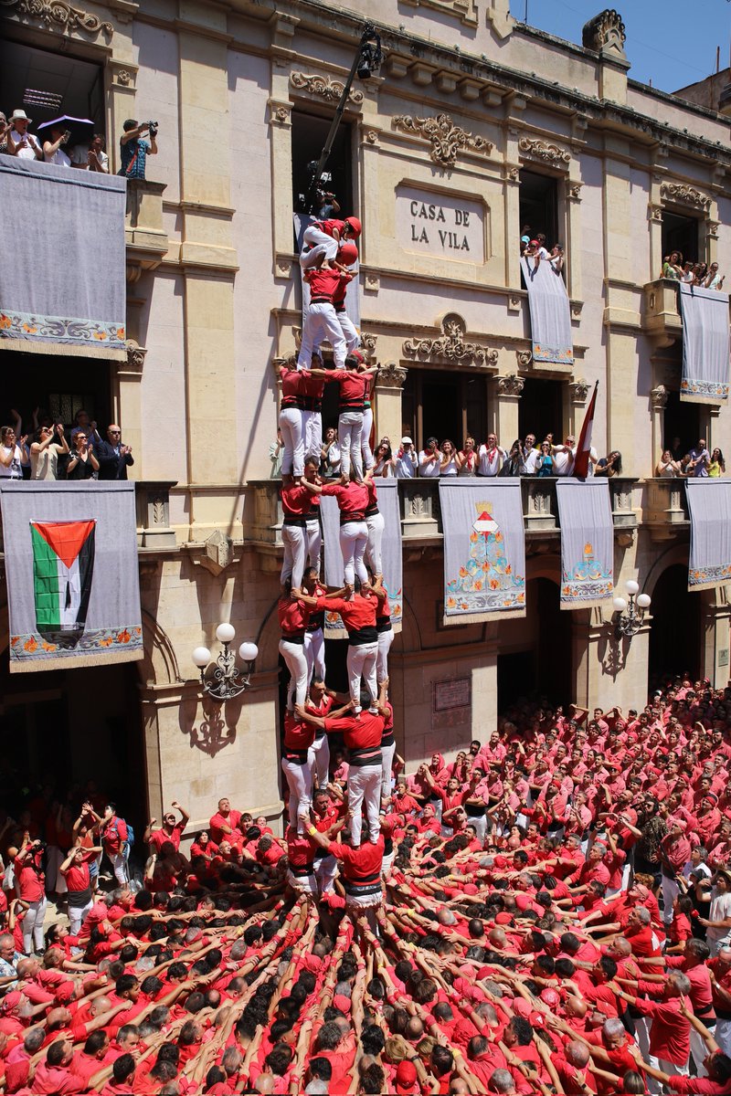 JovesValls's tweet photo. A segona ronda, a la diada de Sant Joan, descarreguem el primer 4 de 9 sense folre de la temporada!!

També és el 4 de 9 sense folre descarregat més matiner de la història dels castells!!!!

📸 Roser Giner

#castells #Valls https://t.co/C1aovLU6oH