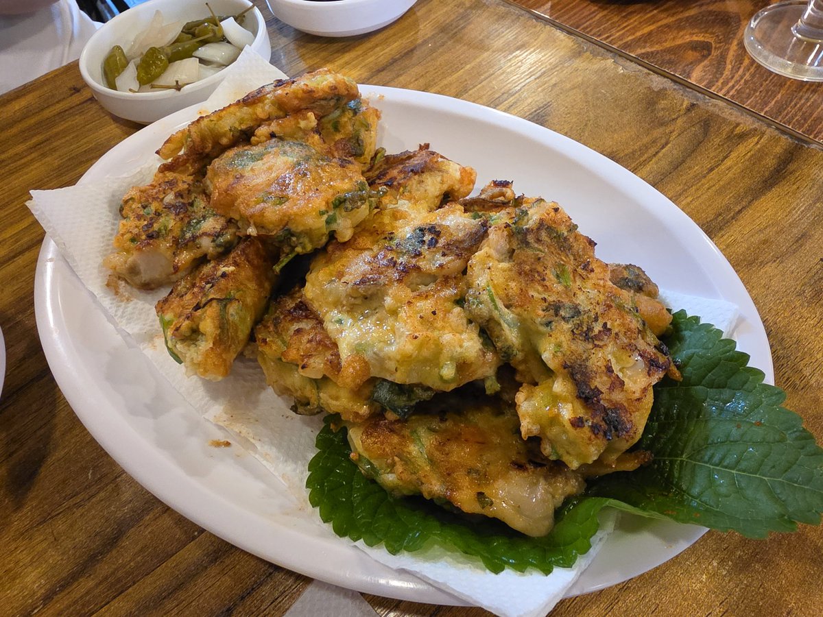 DRB_eating's tweet photo. 📍경복궁역, 안주마을

• 미나리바지락살전
• 전갱이 회
• 성게알
• 청어알 비빔밥

평일이라 그나마 웨이팅 별로 안 기다린 듯. 언제 먹어도 맛있고 오늘 특히 전갱이 회가 맛있었다. 낮술 추천합니다. https://t.co/MlKOsY1fLT