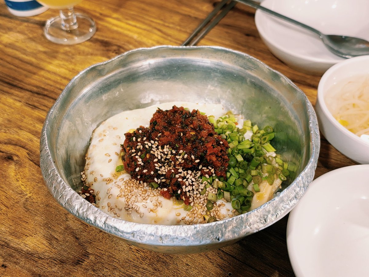 DRB_eating's tweet photo. 📍경복궁역, 안주마을

• 미나리바지락살전
• 전갱이 회
• 성게알
• 청어알 비빔밥

평일이라 그나마 웨이팅 별로 안 기다린 듯. 언제 먹어도 맛있고 오늘 특히 전갱이 회가 맛있었다. 낮술 추천합니다. https://t.co/MlKOsY1fLT