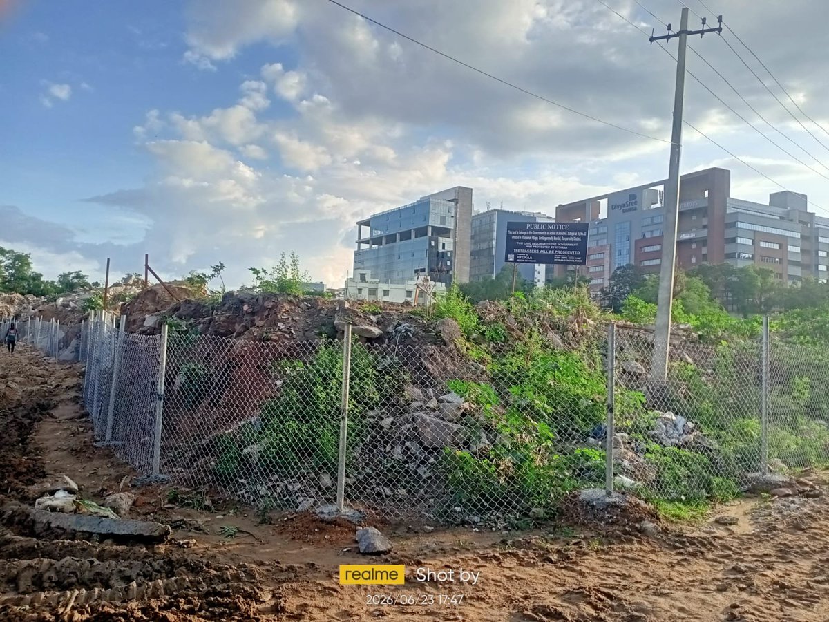 jsuryareddy's tweet photo. HYDRAA clear the #Encroachments and protects 5 Acre #GovtLand  worth ₹1,000-crore in #Khanamet, near #HITEX , in IT Corridor, #Hyderabad 

Acting on a Revenue Dept complaint, #HYDRAA cleared illegal sheds, and fencing on 5 acres of government land in Survey No. 42, the most valuable land near Metal Charminar and Hitex in Khanamet, Serilingampally mandal of Rangareddy district. 

After removing the encroachments, the HYDRAA fenced the land and erected boards declaring it government land.
