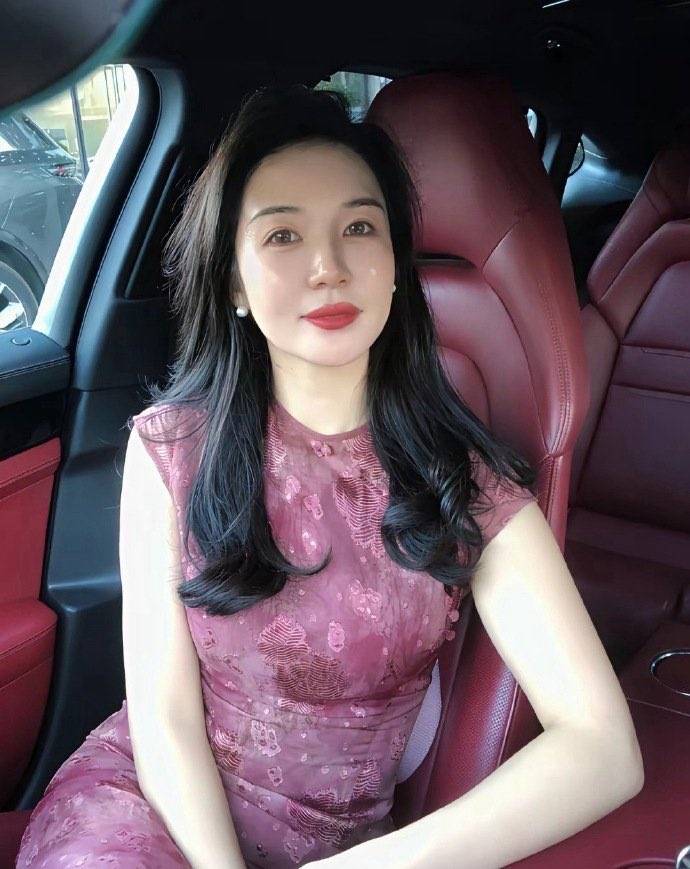 LVVD99's tweet photo. 40+岁的年龄，我已经和自己和解了，一个人逛街，一个人睡觉，做更好的自己！ ​​​！！ https://t.co/ptouOPCmkK