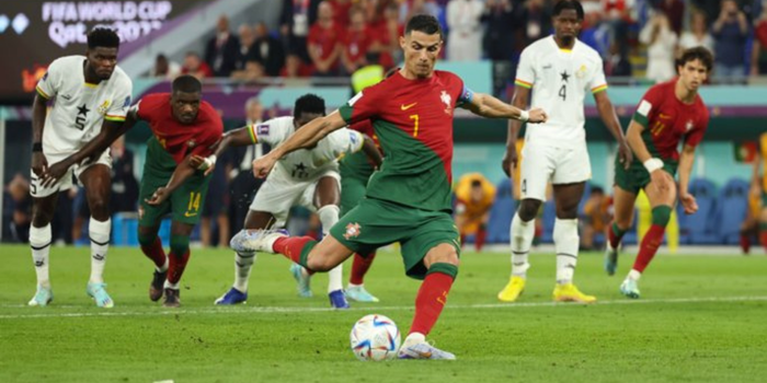 ORebateOficial's tweet photo. Cristiano Ronaldo faz história e Portugal goleia Uzbequistão na Copa. Confira:  https://t.co/H4Gv1Qio97 https://t.co/ErI7MvVBSe