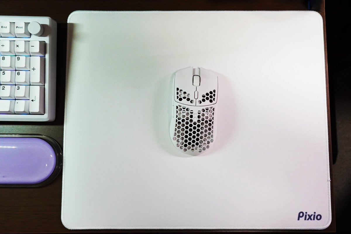 nonon_yuno's tweet photo. Pixio様より PXMPWシリーズ
【MOUSE PAD M】ホワイトをご提供いただきました
シンプルなデザインで、デスクをすっきり見せたい方にぴったりな一品

Live2Dや動画制作など マウスを使って作業する方、
WAVEシリーズモニターをお持ちの方に特にオススメです

詳細はリプから↓↓
#PR #Pixio #desksetup https://t.co/Sv7wjZ2uJ6
